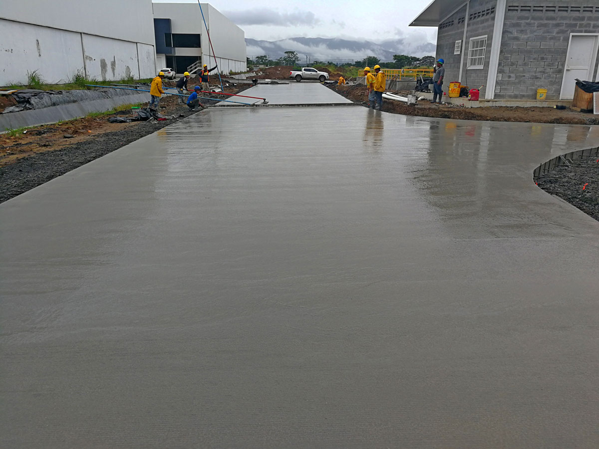 Vaciado y nivelación de losa de concreto para piso industrial en Panapark Free Zone, Panamá. Equipo de construcción de CCM.