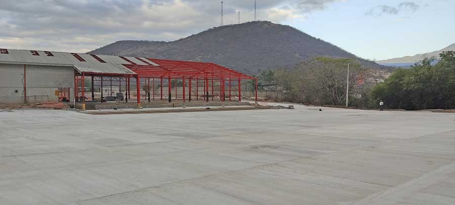 Pavimento exterior de concreto industrial terminado en la sucursal de Distribuidora Los Cipreses S.A. en Sanarate, Guatemala. Losa lisa de alto rendimiento.