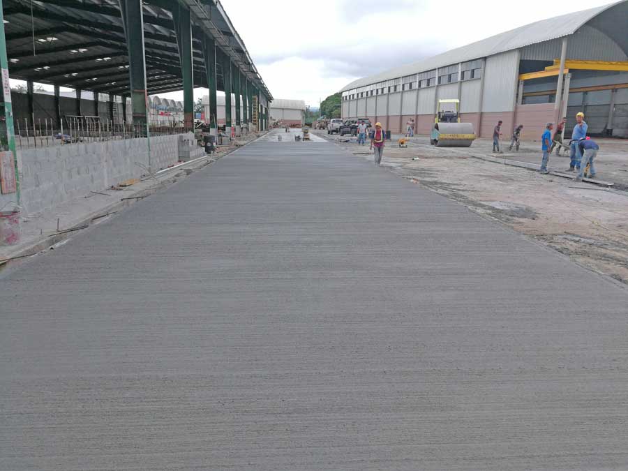 Vaciado y colocación de losa de concreto para el piso industrial del complejo Ofidepósitos en Villa Zaita, Panamá.