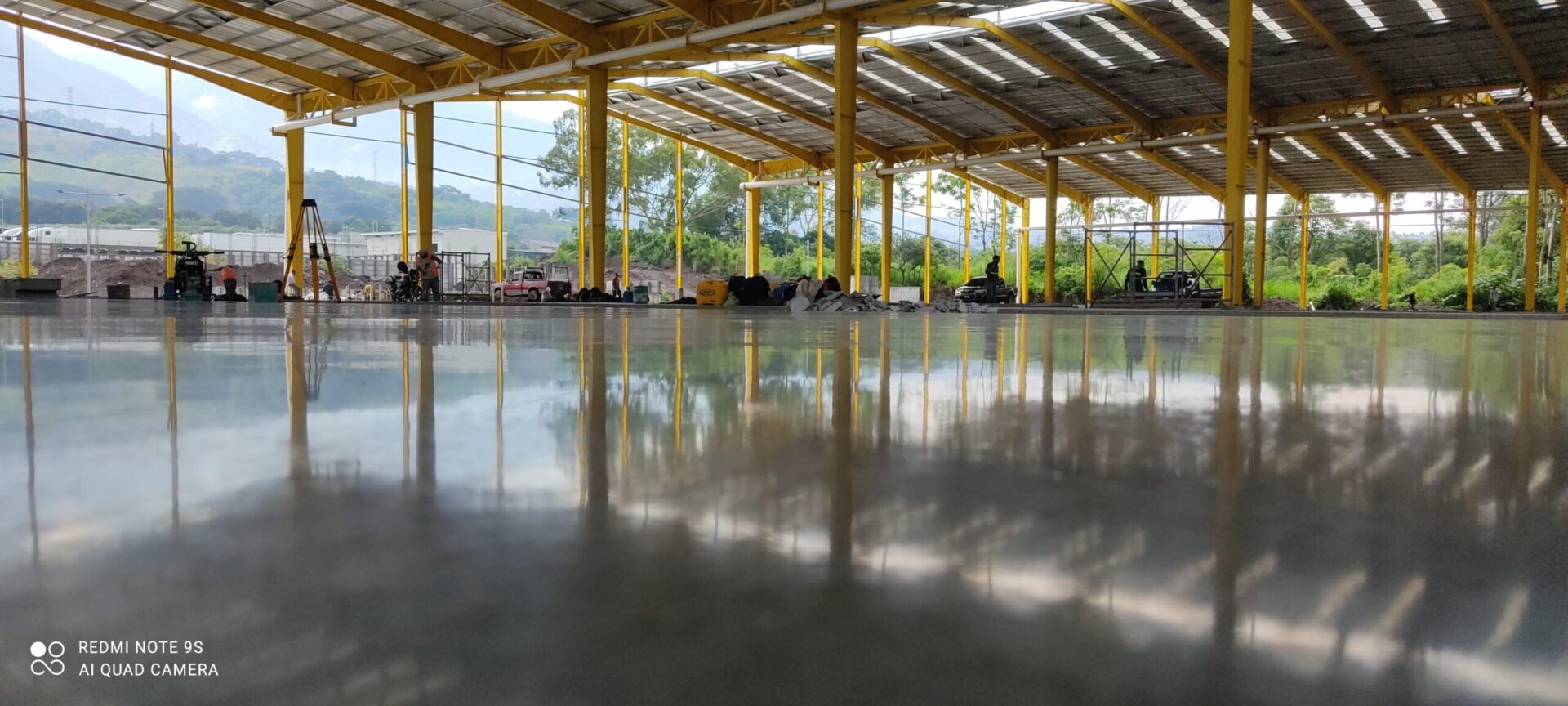 Piso industrial de concreto con acabado pulido tipo espejo en Ofibodegas Distripark, Guatemala. Proyecto de Bienes Raíces Sólida S.A. ejecutado por CCM.