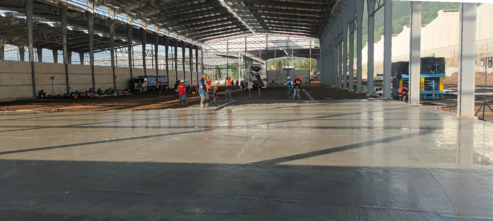 Equipo de CCM realizando el afinado del piso industrial de concreto en las Bodegas Cuenca S.A., Guatemala. Losa recién vaciada.