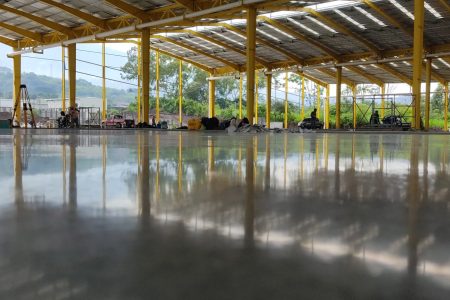 Piso industrial de concreto con acabado pulido tipo espejo en Ofibodegas Distripark, Guatemala. Proyecto de Bienes Raíces Sólida S.A. ejecutado por CCM.